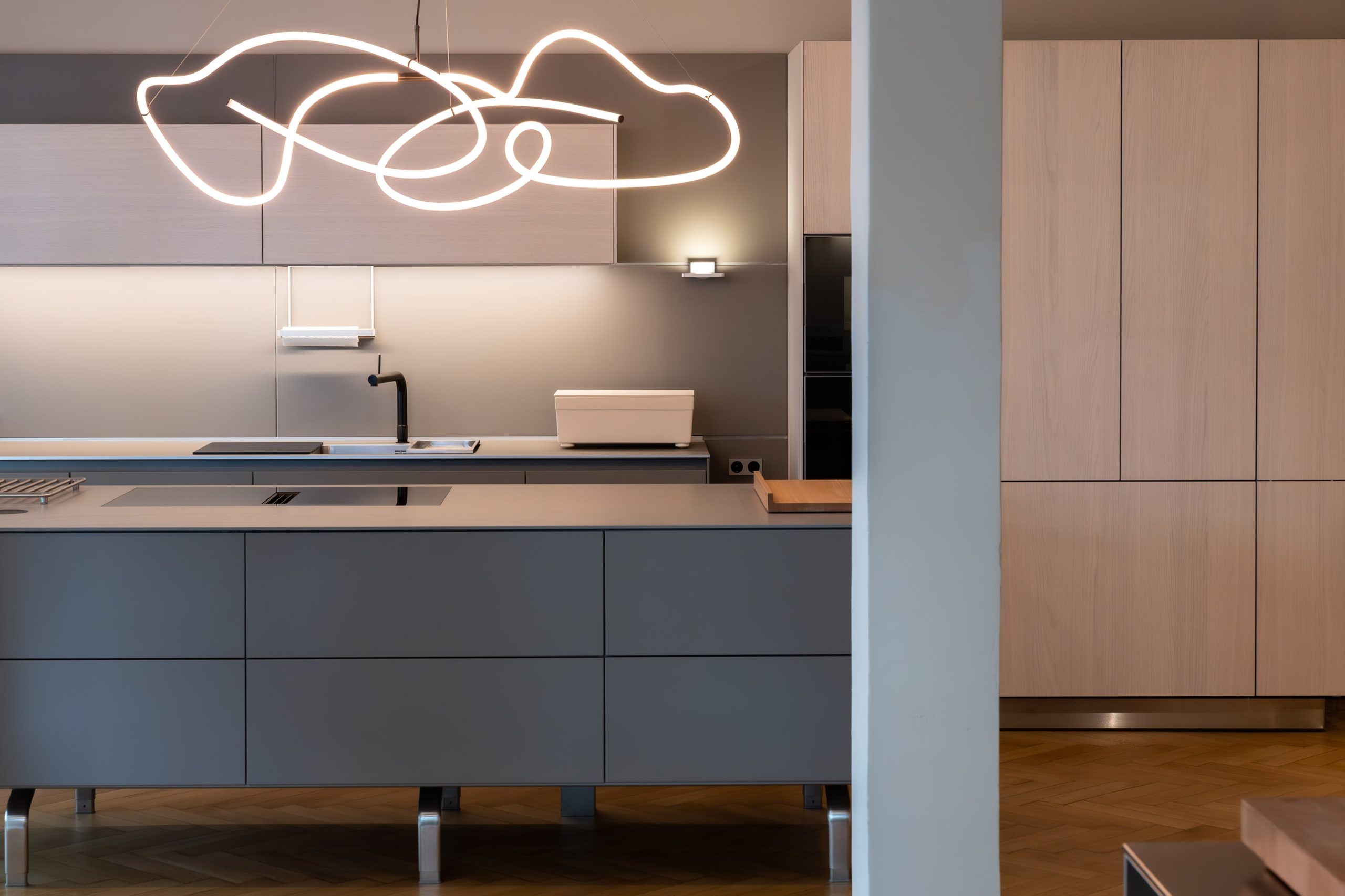 bulthaup Küche im Showroom Hamburg Eppendorf – Wohnraum mit Tisch und b2