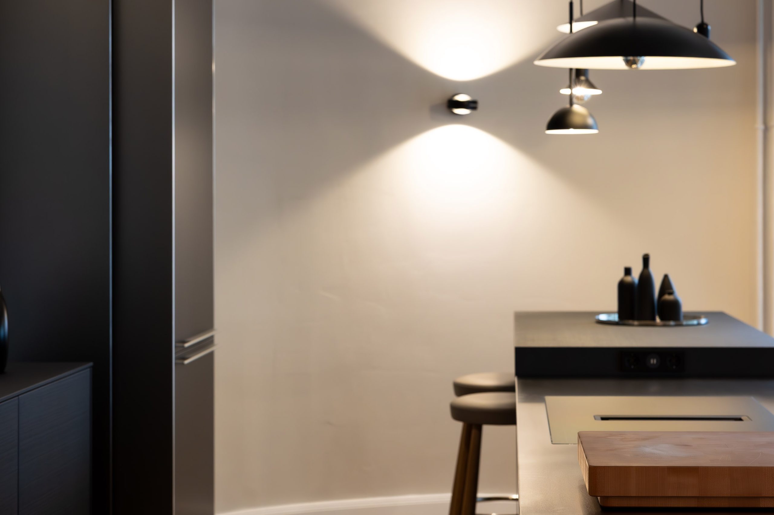 bulthaup Küche im Showroom Hamburg Eppendorf – b3 Aluminium mit Eiche schwarz auf Eichenparkett