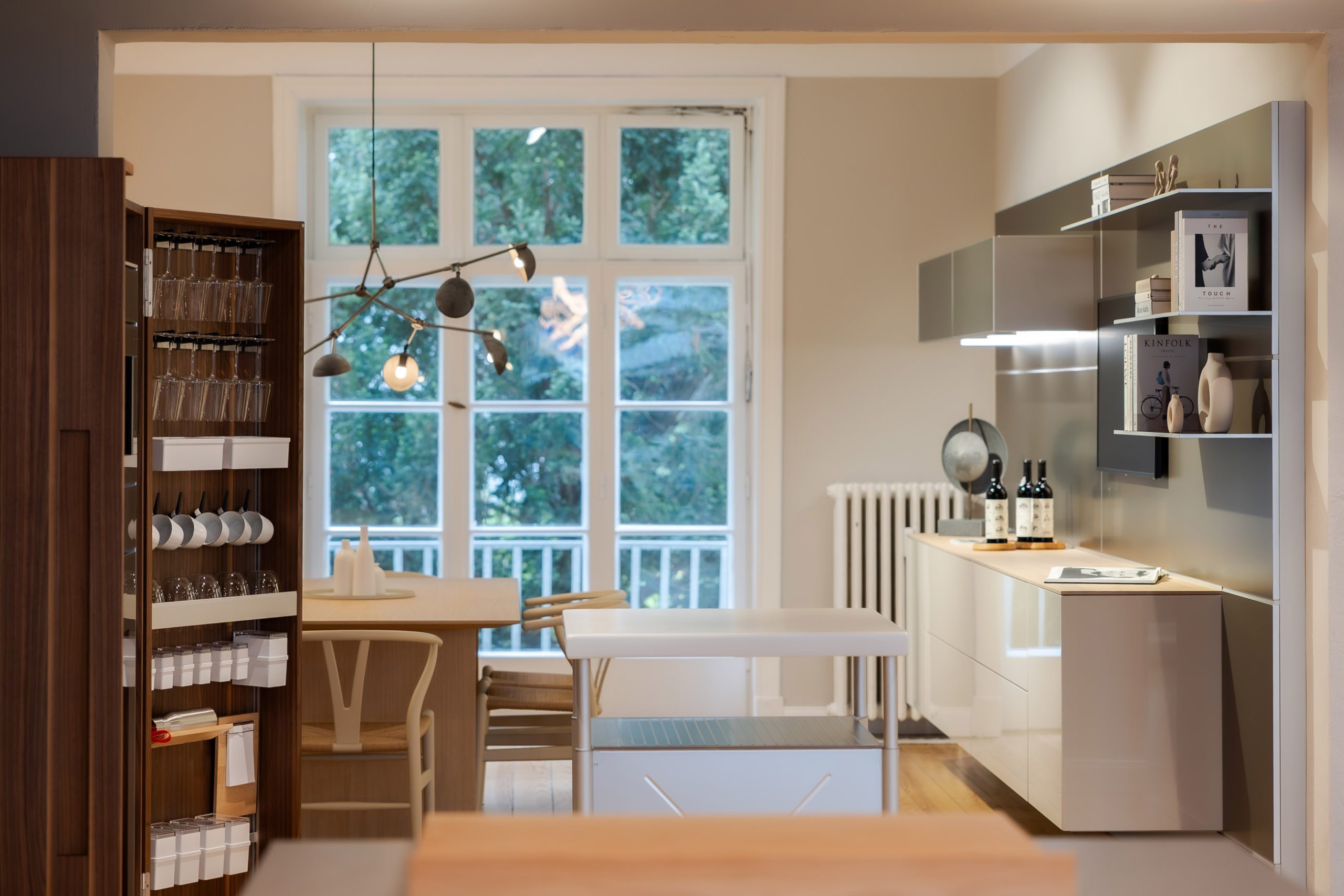 bulthaup Küche im Showroom Hamburg Eppendorf – b3 in Flint mit Naturstein, mit Kühlschrank 90 cm
