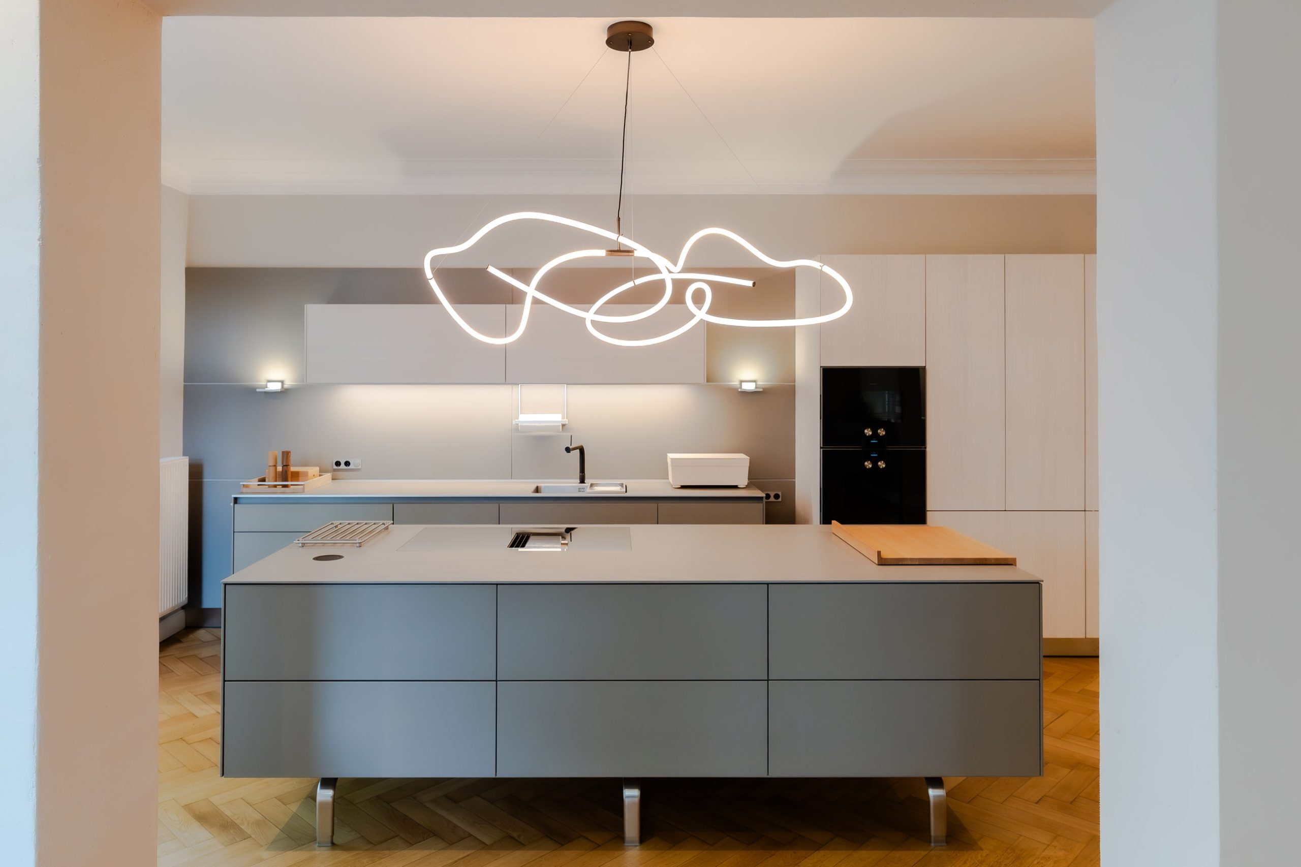 bulthaup Küche im Showroom Hamburg Eppendorf – b3 mit Geräten von Gaggenau, Quarzit Arbeitsplatte