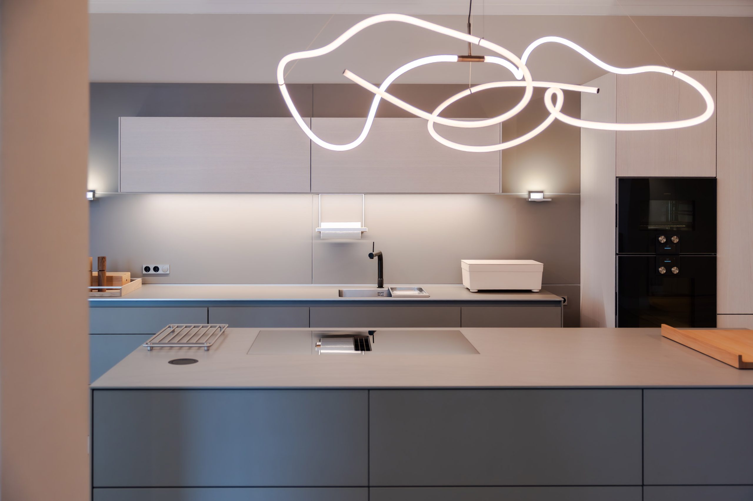 bulthaup Küche im Showroom Hamburg Eppendorf – b3 flint und eiche weiß Ghost Light
