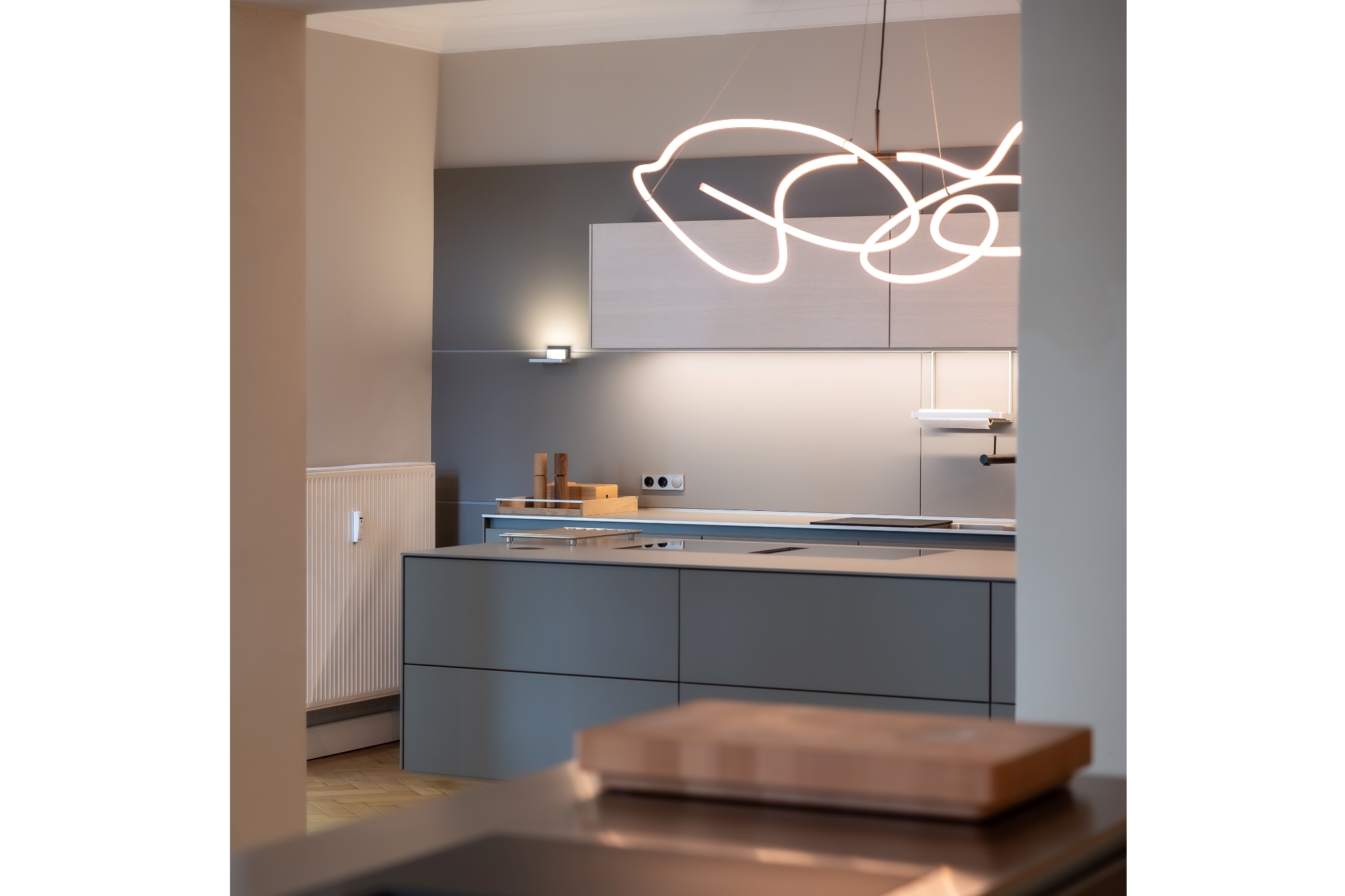 bulthaup Küche im Showroom Hamburg Eppendorf – b3 Funktionsküche mit Gaggenau und Licht von 101 Koopenhagen Flint mit Eiche weiß, Skandinavischer Look