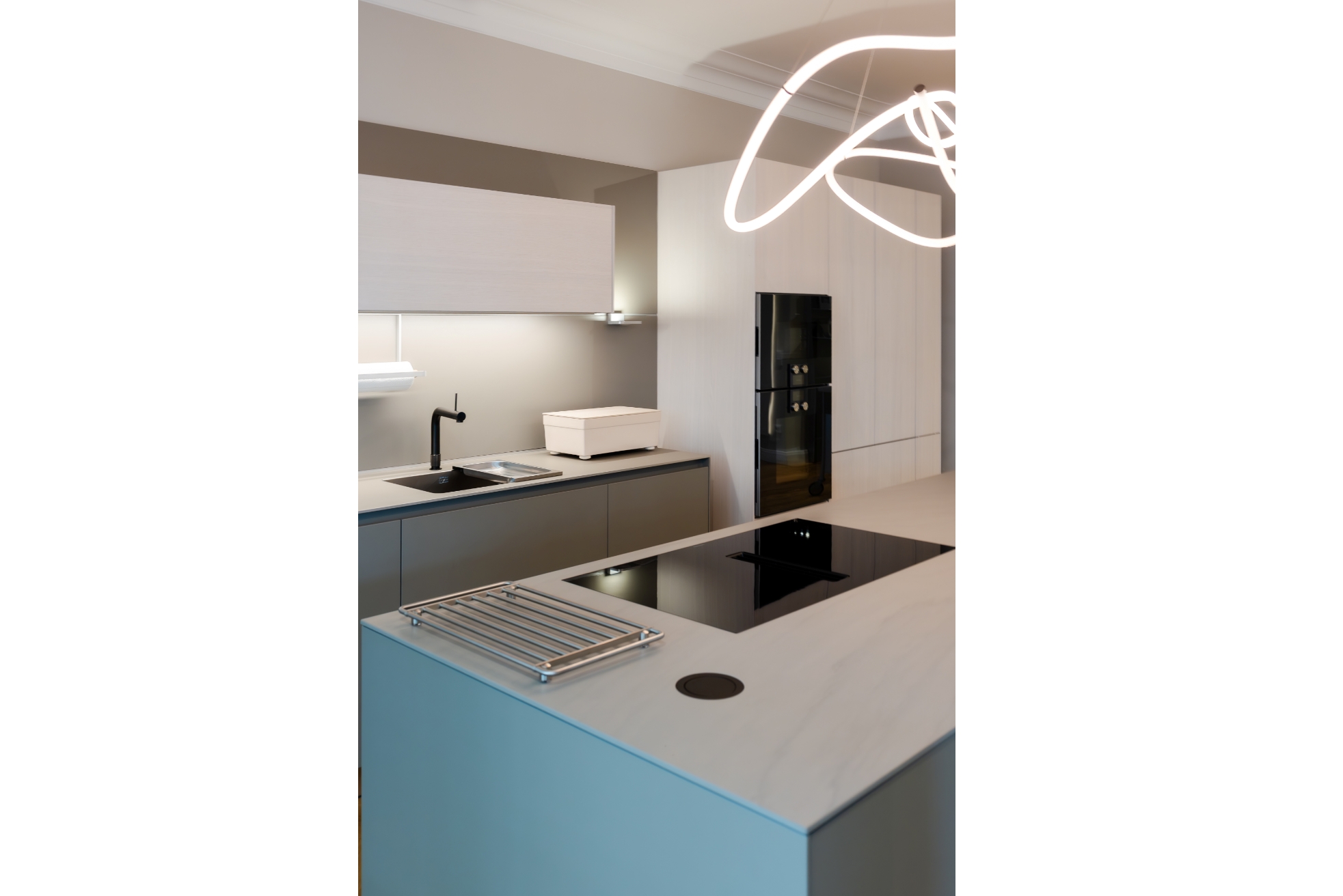 bulthaup Küche im Showroom Hamburg Eppendorf – b3 mit CarlHansen Lightning