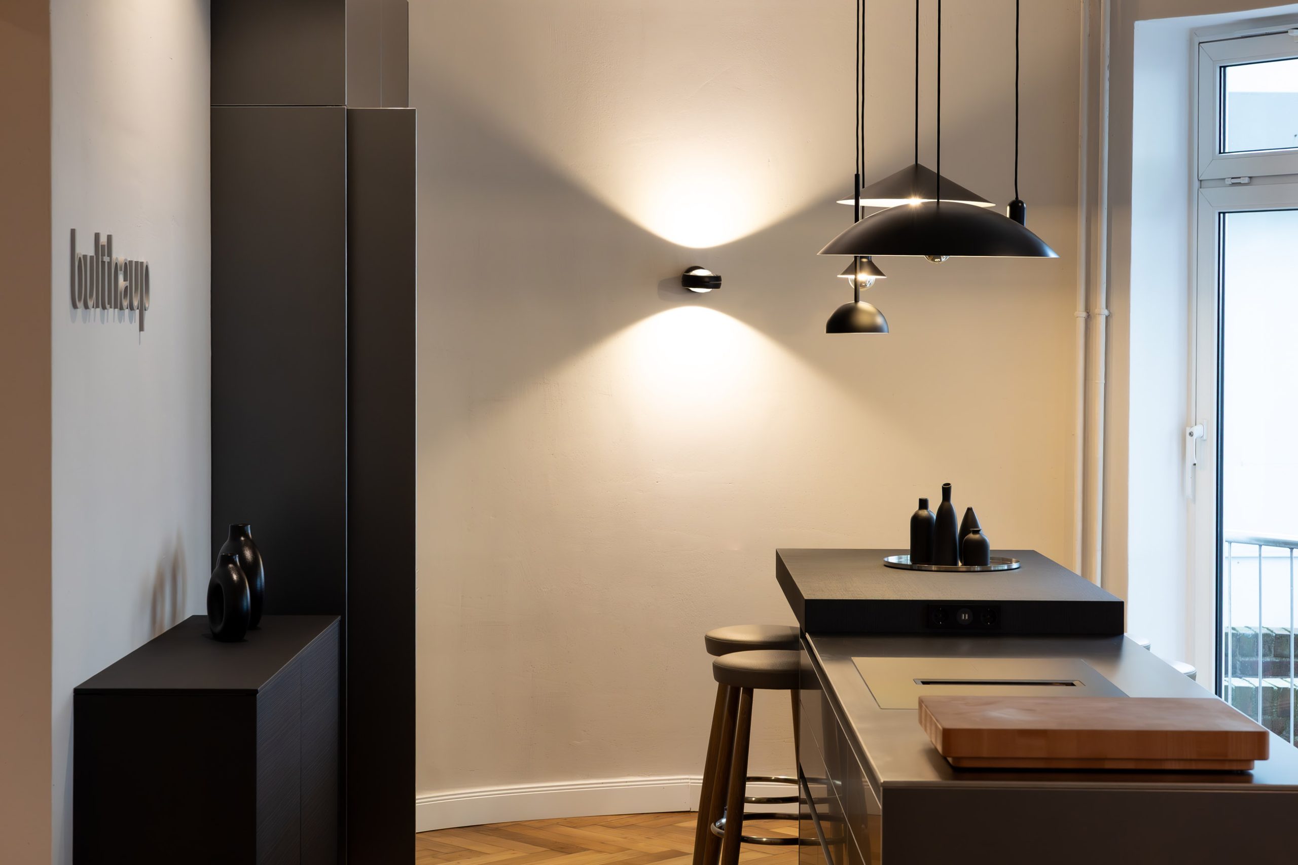bulthaup Küche im Showroom Hamburg Eppendorf – b3 Edelstahl Arbeitsplatte mit mattem Miele Kochfeld inkl. Abzug