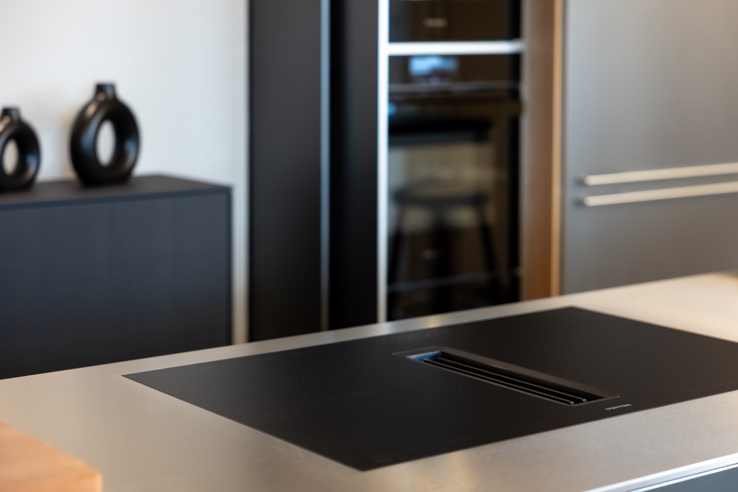 bulthaup Küche im Showroom Hamburg Eppendorf – b3 wohnen mit CarlHansen und Samsung THE FRAME