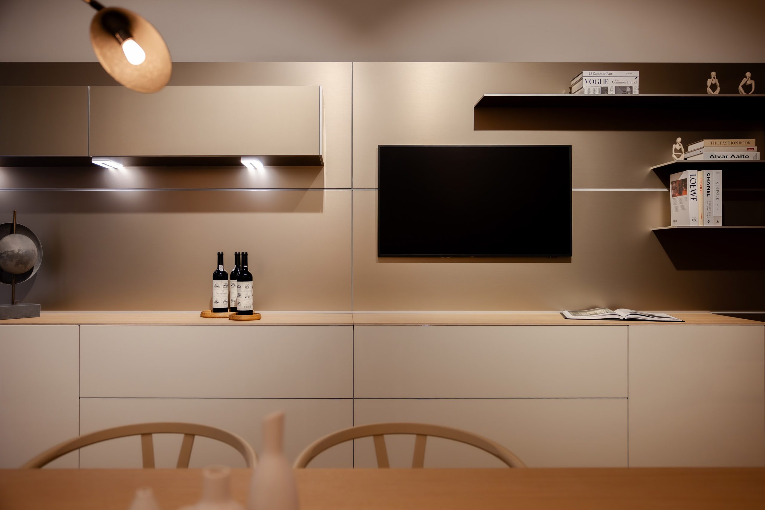 bulthaup Küche im Showroom Hamburg Eppendorf – b3 Wand Silklack Flint mit Eiche weiß