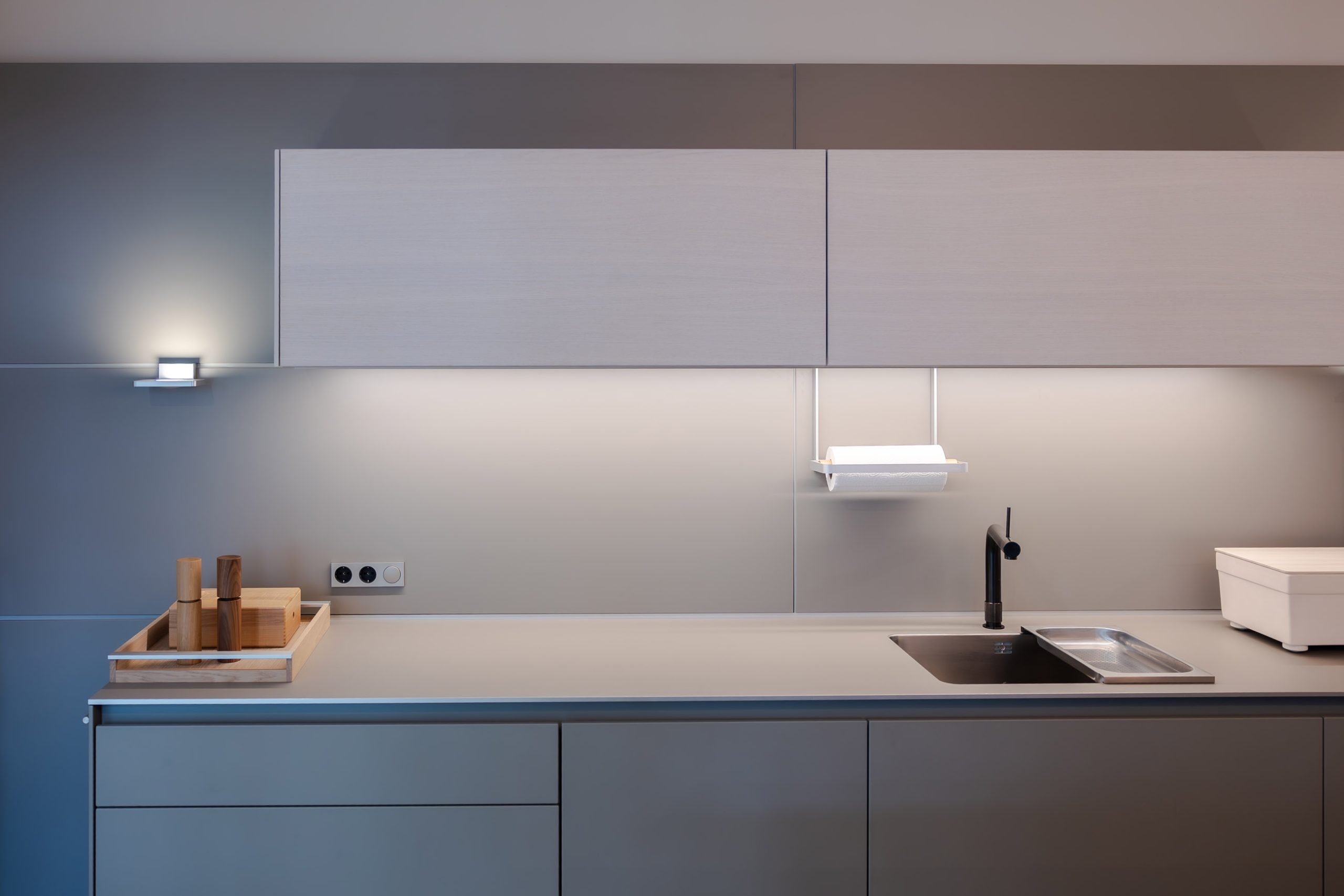 bulthaup Küche im Showroom Hamburg Eppendorf – b3 mit Quooker – Silklack Flint