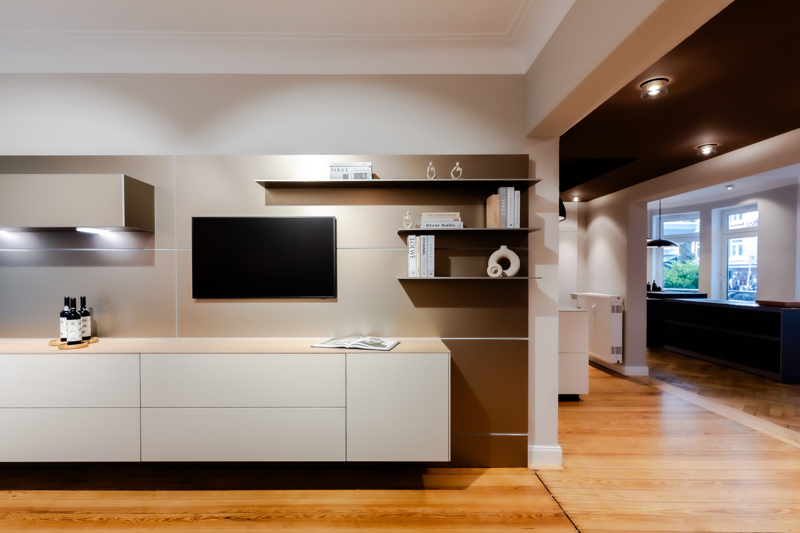 bulthaup Küche im Showroom Hamburg Eppendorf – b3 Wohnen Aluminium Sandbeige Kiesel