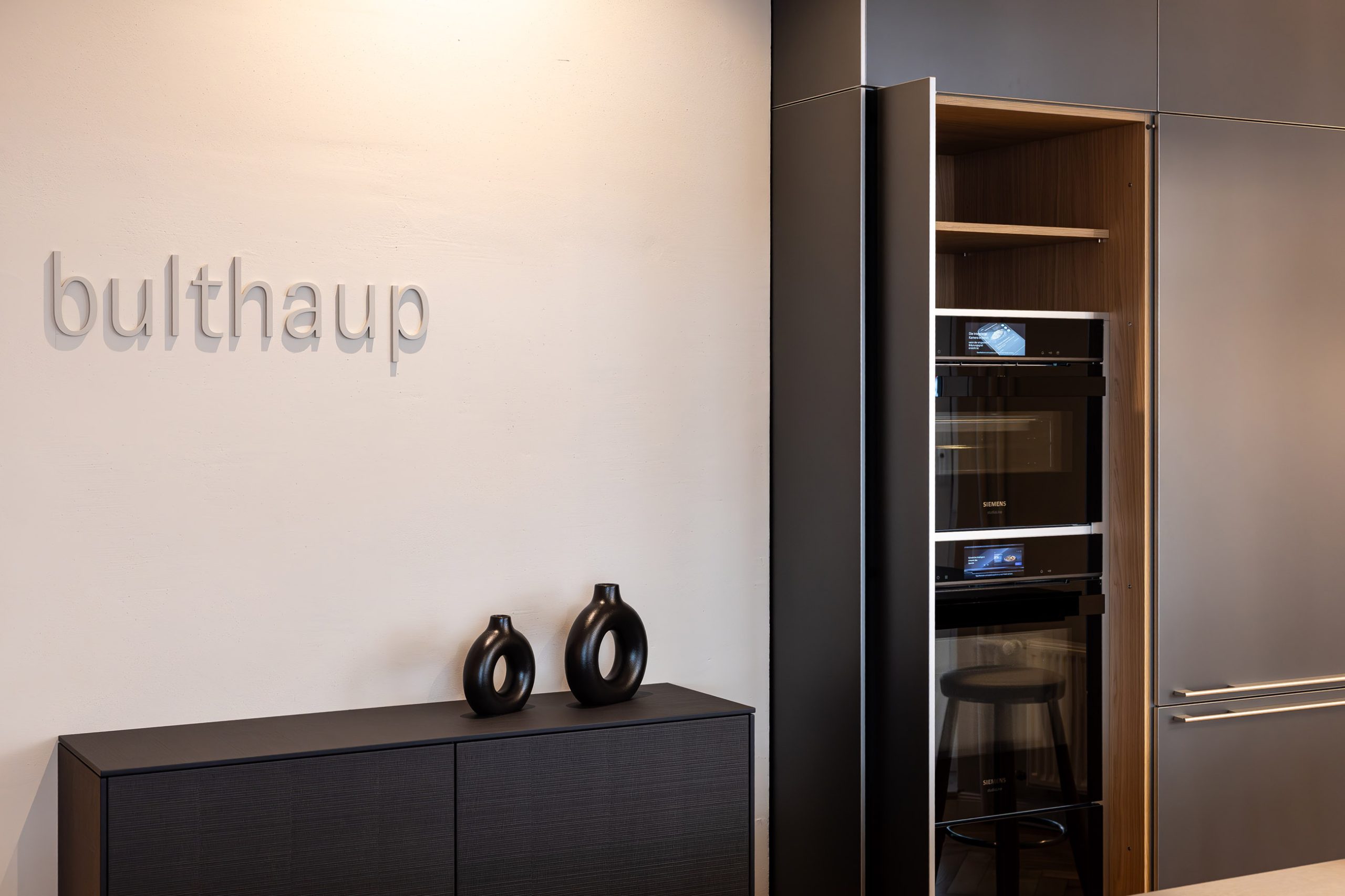 bulthaup Küche im Showroom Hamburg Eppendorf – b3 Drehschiebetür
