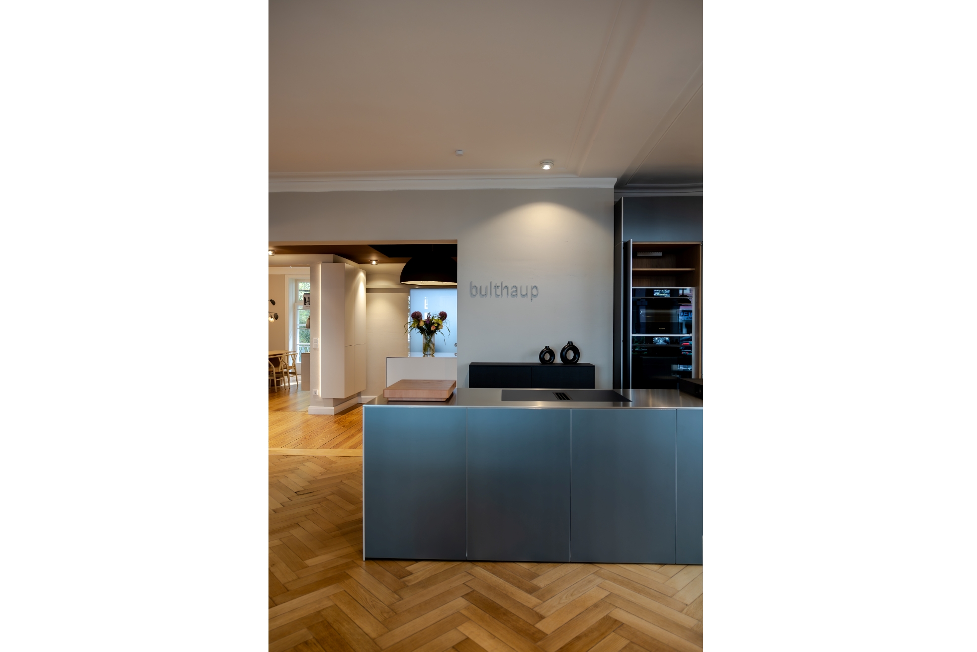 bulthaup Küche im Showroom Hamburg Eppendorf – b3 Aluminium grau, Edelstahl Arbeitsplatte