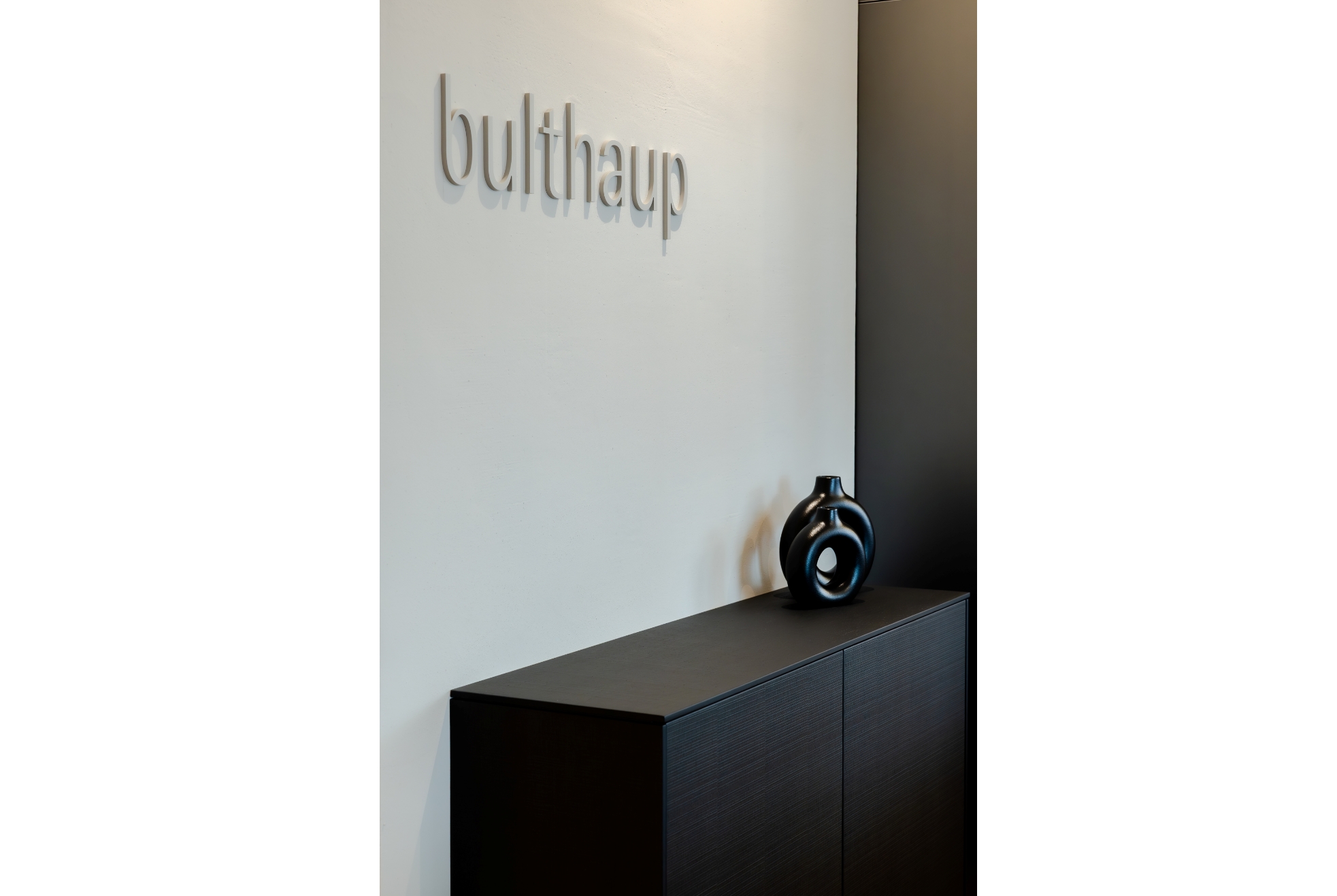 bulthaup Küche im Showroom Hamburg Eppendorf – b3 Sideboard Eiche schwarz