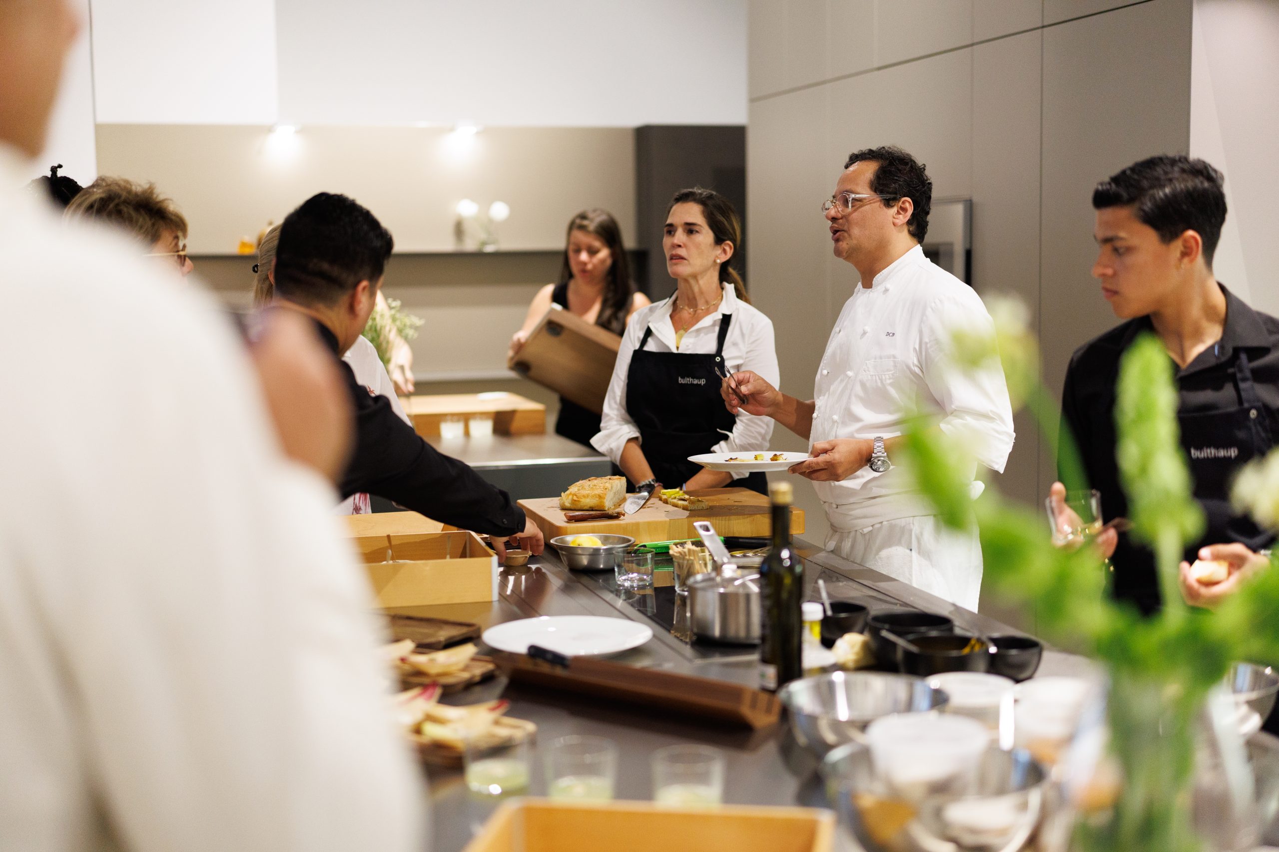 bulthaup Miami showroom with chef and guests in a bulthaup b3 kitchen.