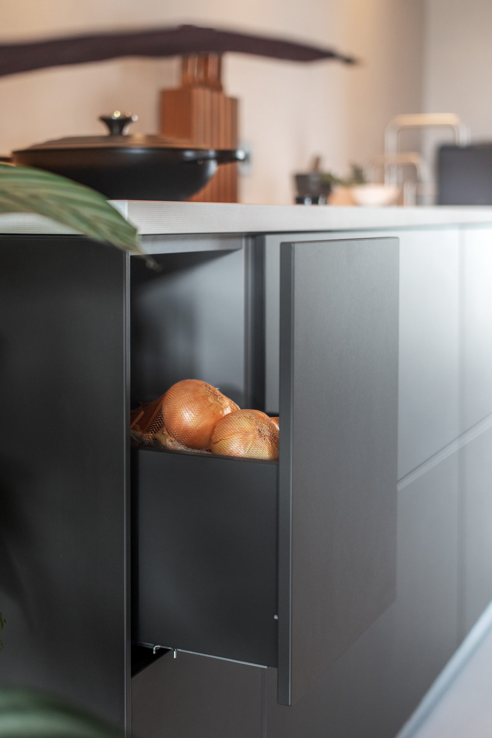 bulthaup-zeist-niederlande-projekt-b3-schwarz-schublade-offen