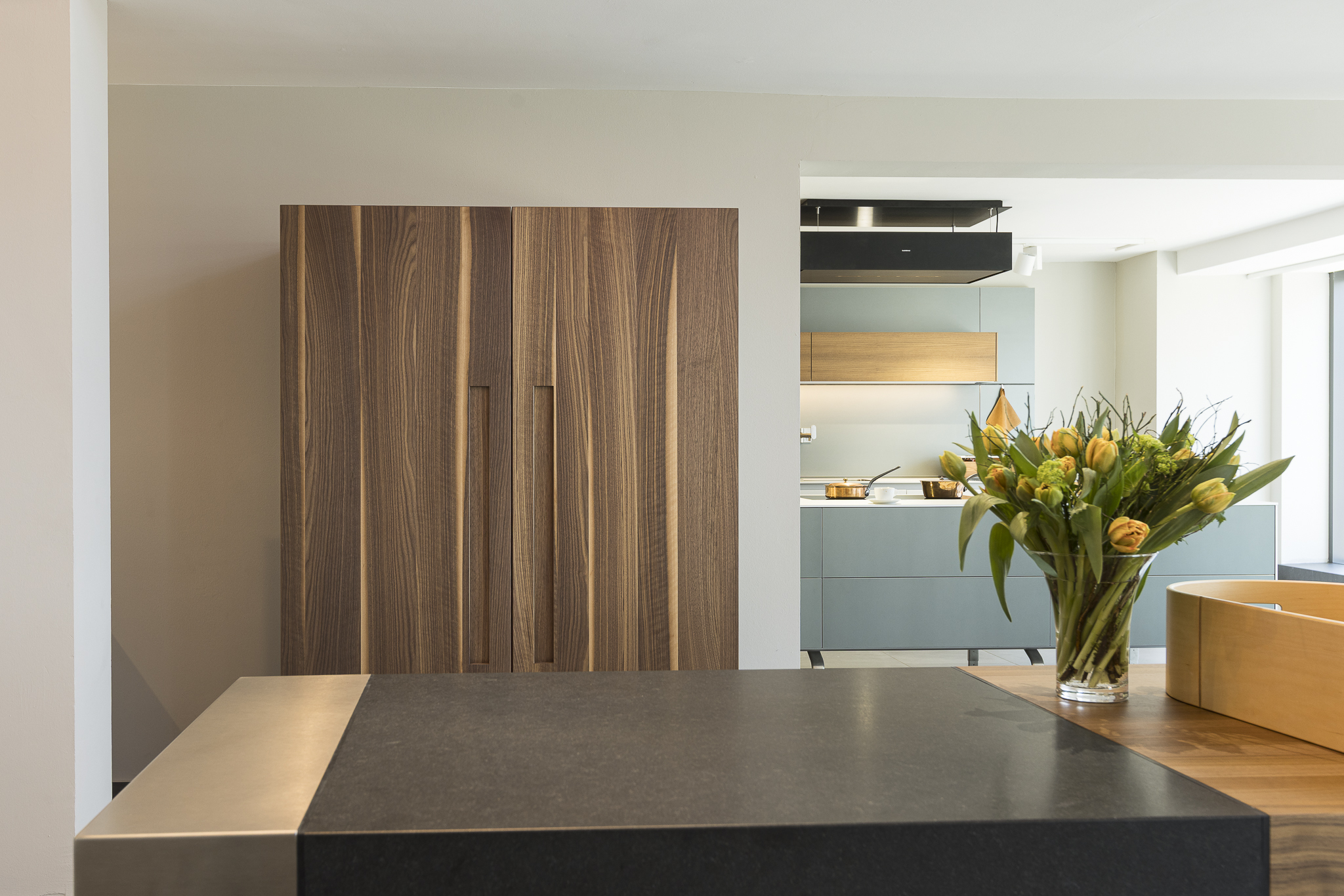 Vollholz-Küchenschrank von Bulthaup mit Blick auf moderne Showroom-Küche – Innenarchitektur Heidelberg