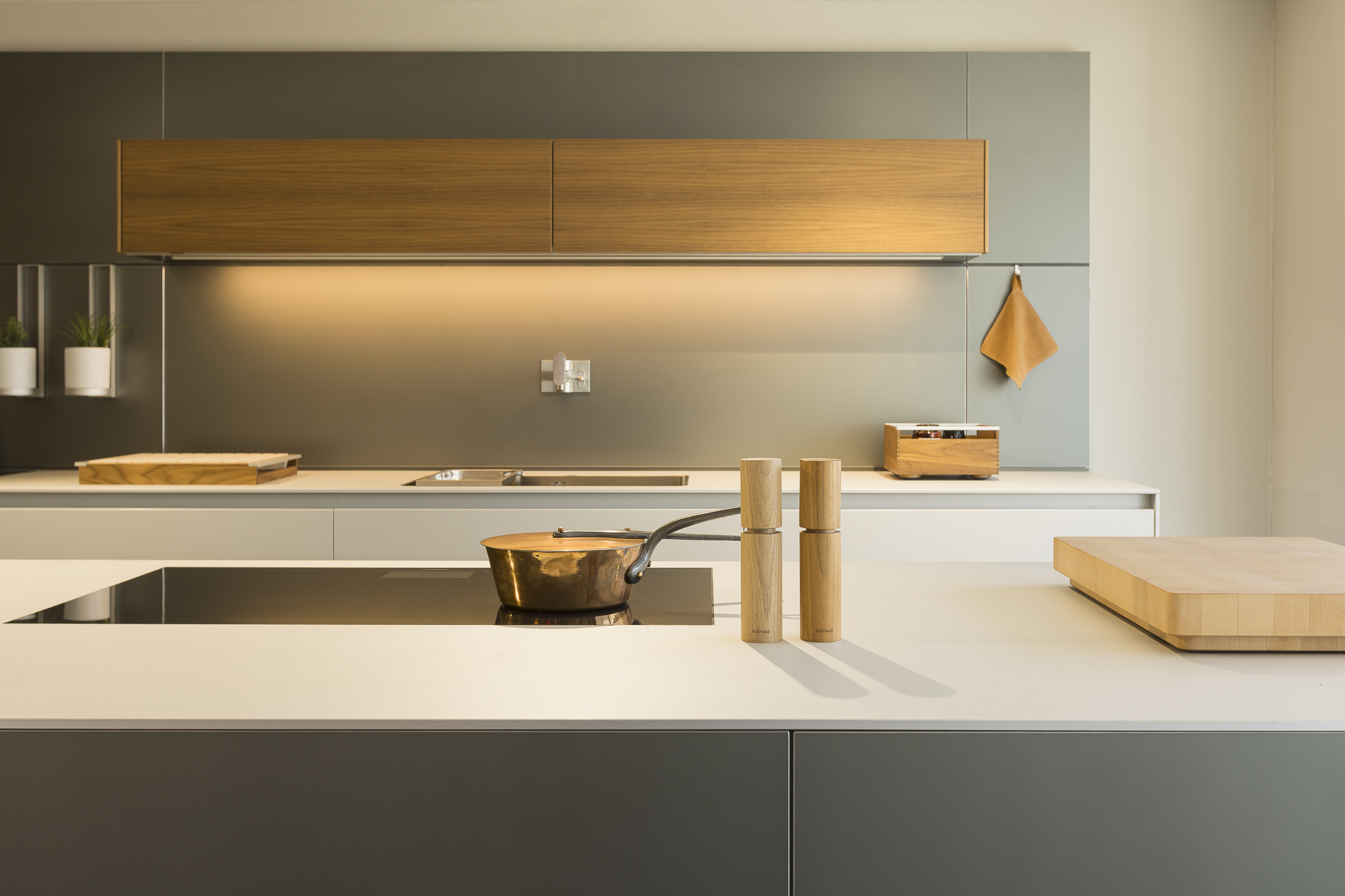 Detailaufnahme einer Bulthaup Küche mit Induktionskochfeld und hochwertigem Kochgeschirr – Küchenstudio Heidelberg