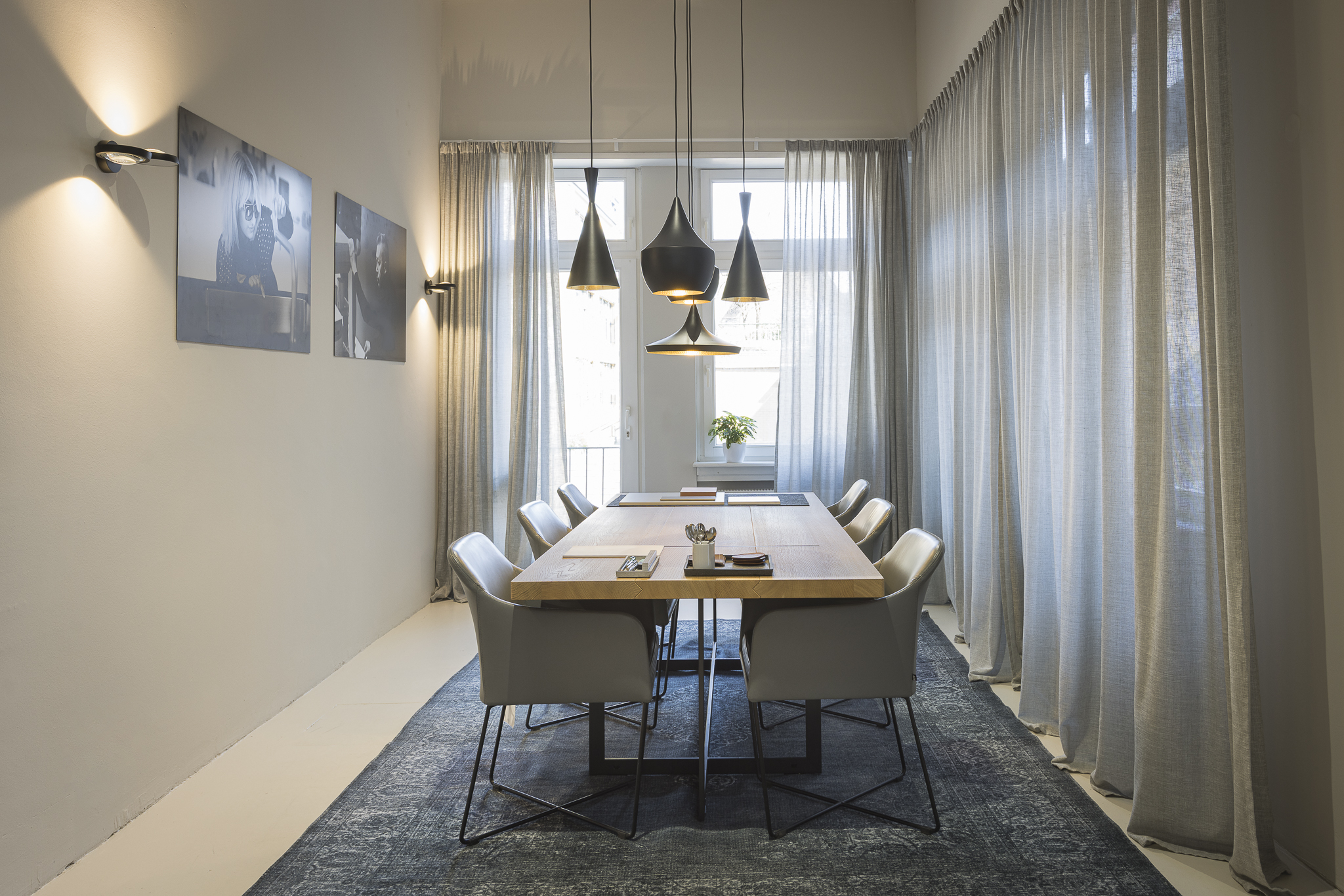 Essbereich mit Pendelleuchten im Bulthaup Studio Heidelberg – Innenarchitektur mit Stil