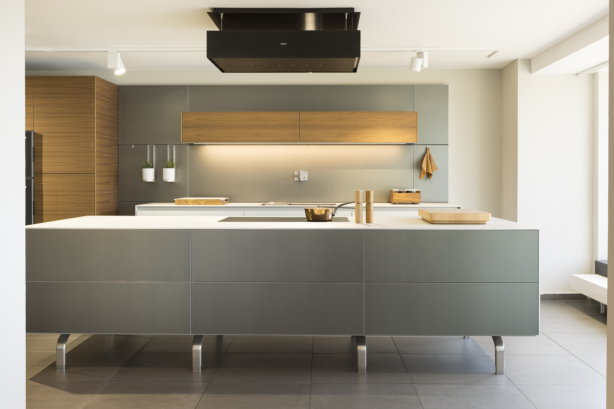 Moderne graue Bulthaup b3 Küche mit Kochinsel und horizontalen Holzelementen im Showroom Heidelberg – Küchenkonzepte Schaffhausen GmbH
