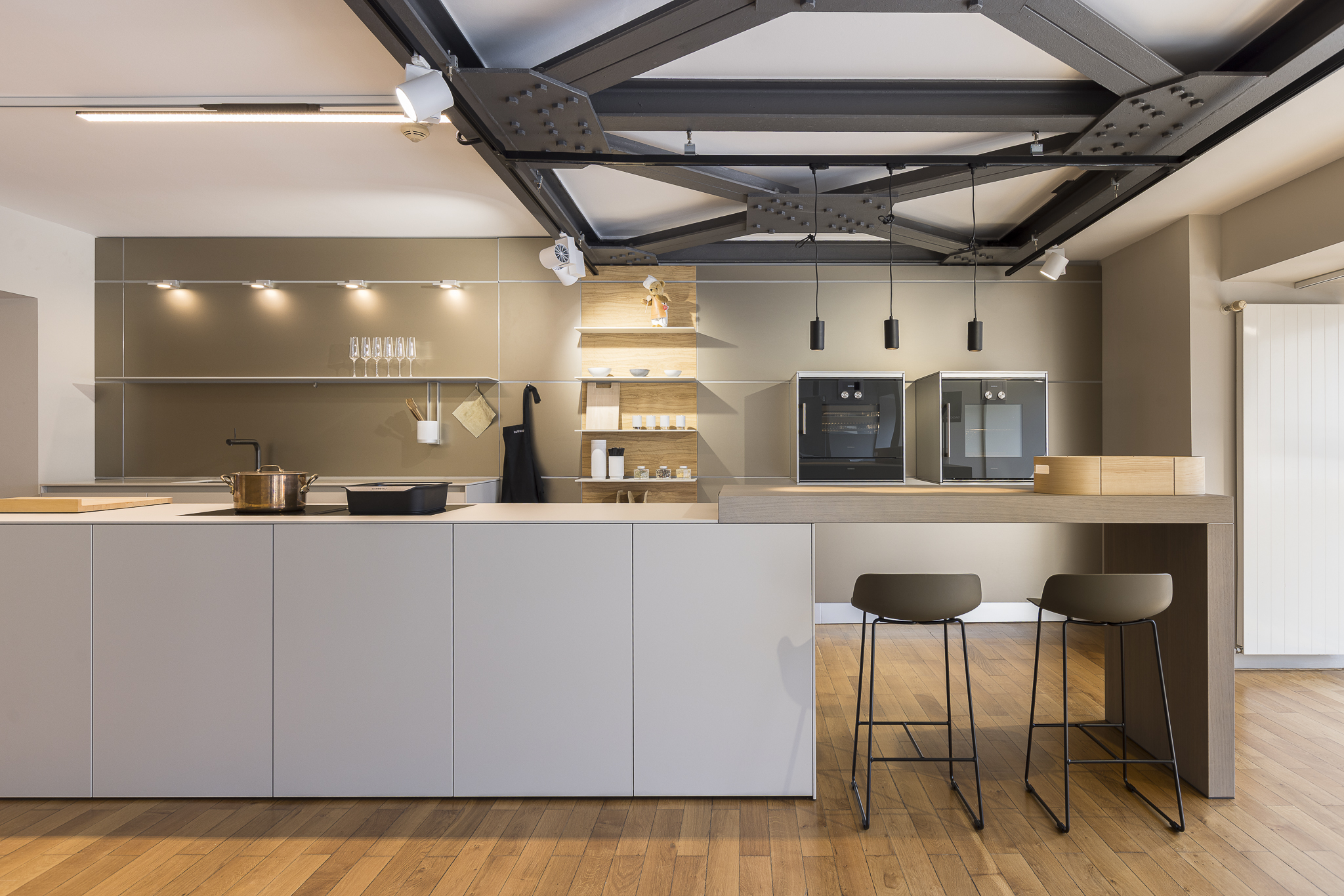 Bulthaup Event b3 Küche mit offenen Wandregalen, Holzboden und Kochinsel im Showroom Heidelberg