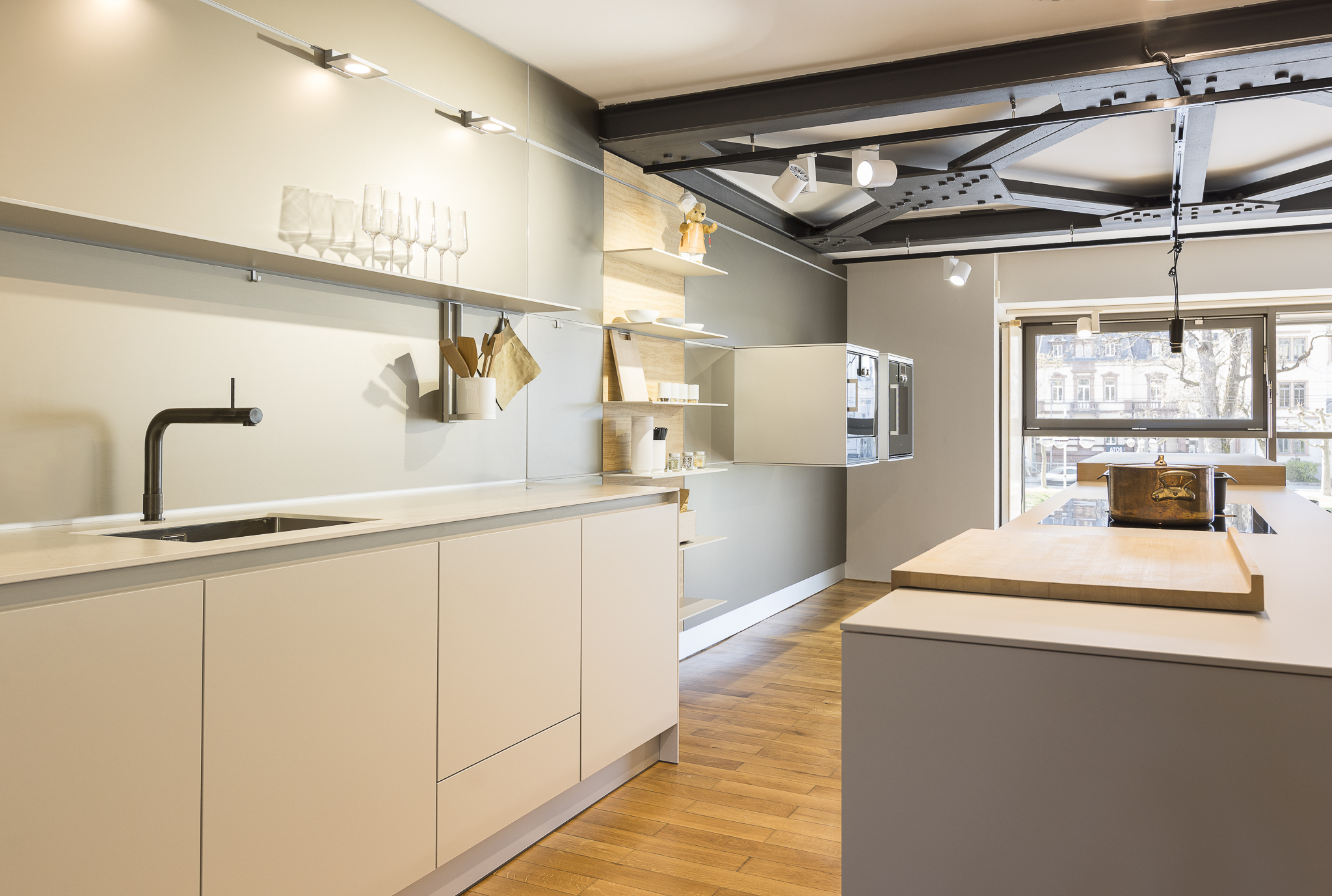 bulthaup b3 in Kiesel mit Aluminium Sandbeige, Gaggenau, Funktionsküche, Eventküche.