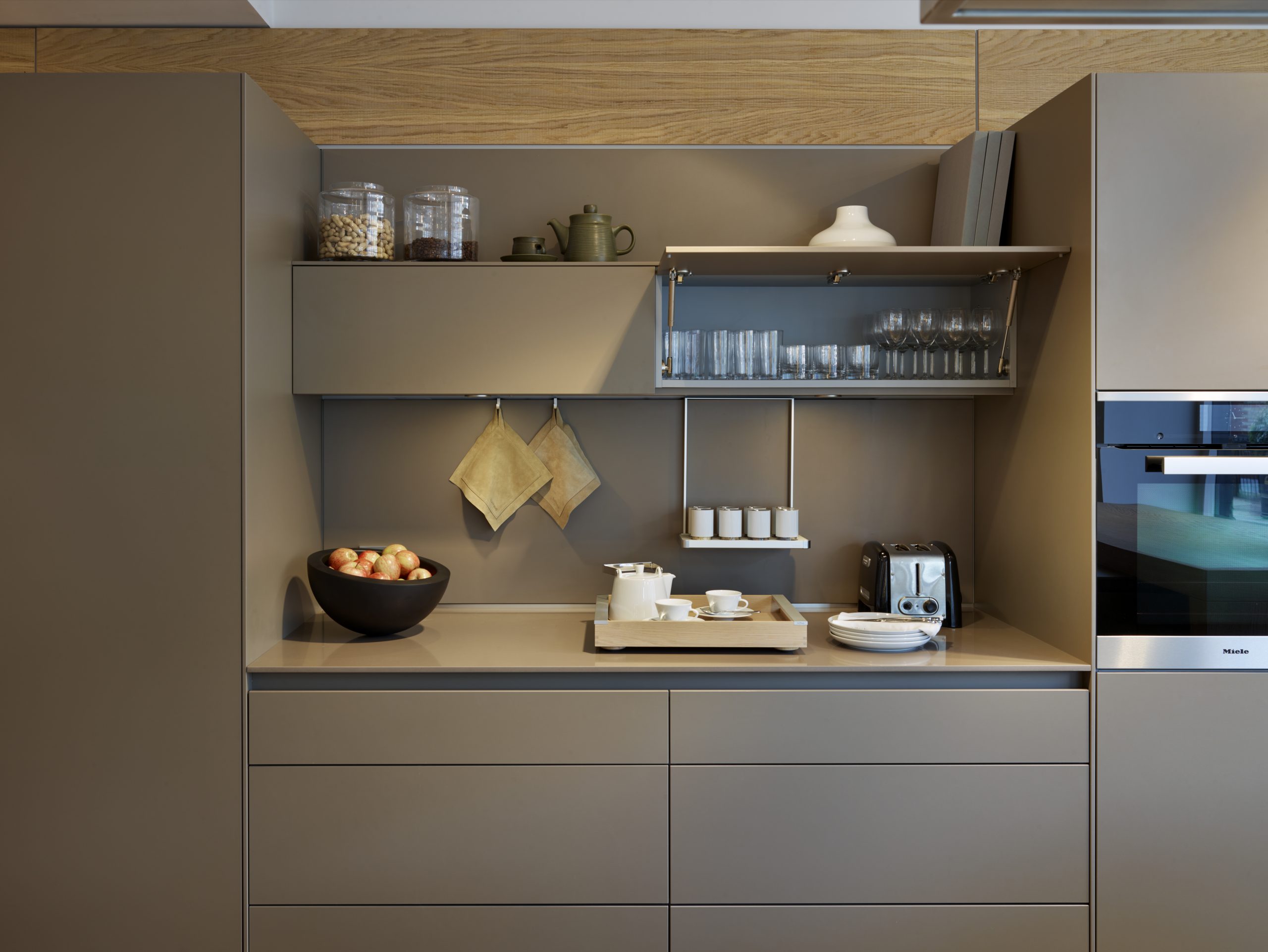 bulthaup-putney-grossbritannien-showroom-b3-grau-02