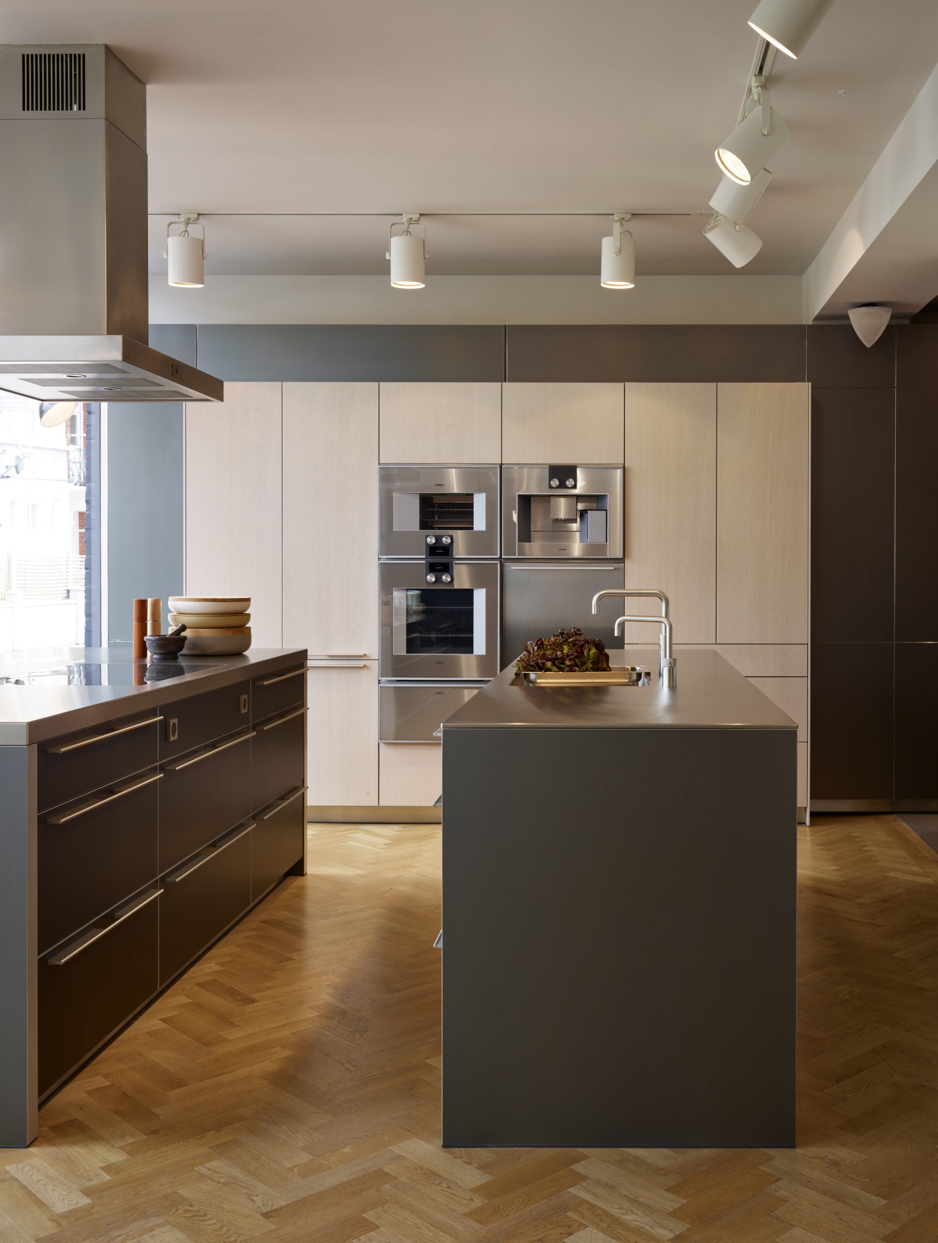 bulthaup-putney-grossbritannien-showroom-b3-grau-b3-kuechenschrank-white